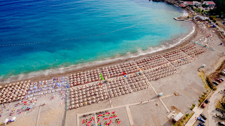 PLAZH 🏖️  RIVIERA E MALIT TE ZI 🚌 Nisje: • 22, 29, Qershor • 6, 13, 20, 27, Korrik • 10, 17, 31, Gusht
