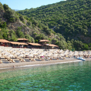 PLAZH 🏖️ RIVIERA E MALIT TE ZI 🚌 Nisje: • 26 Qershor • 3, 10, 17, 24, 31, Korrik • 14, 21, 28, Gusht • 4 Shtator
