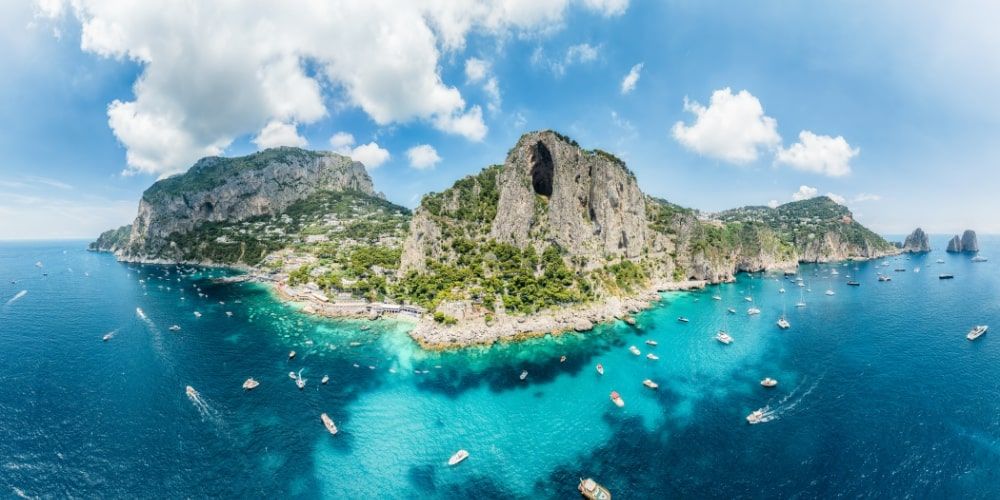 PLAZH 🏖️ KAPRI – AMALFI – POSITANO – SORRENTO ✈️ Nisje: • 11, 18, 25, Qershor • 2, 9, 16, 23, 30, Korrik • 6, 13, 20, 27, Gusht